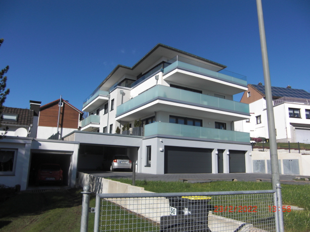 Mehrfamilienhaus mit umlaufenden Balkonen und Tiefgaragenzufahrt in Wuppertal